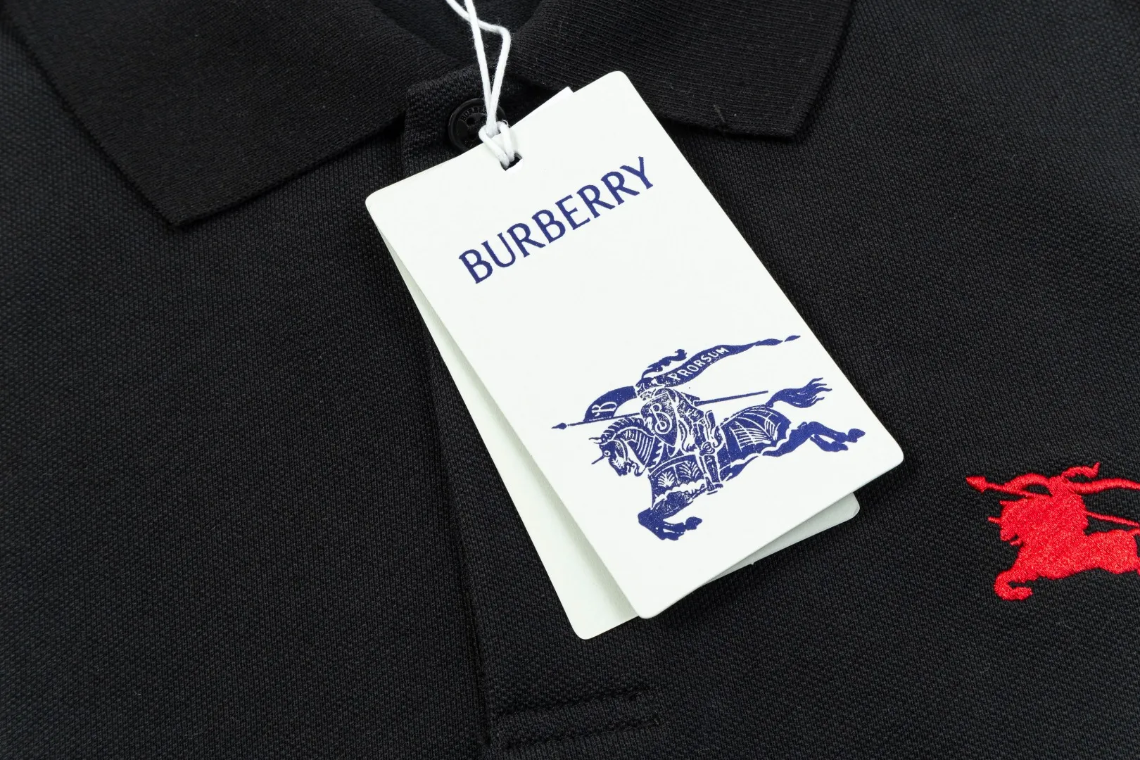 ：BURBERRY ： ：230 ：Black White Blue Size：M-XXL 1：1 LOGO Premium Polo ， ， 。 （EKD） ， 。 Burberry Classic Series， 。 – – （EKD） – 100% – ：100% ；100% – ： – ​